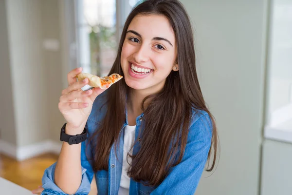 Gyönyörű Fiatal Eszik Egy Szelet Finom Pizza Egy Boldog Arc — Stock Fotó