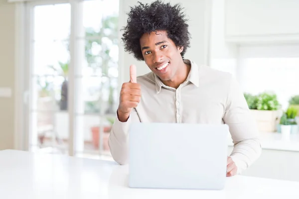 Hombre Afroamericano Que Trabaja Usando Ordenador Portátil Feliz Con Una —  Fotos de Stock