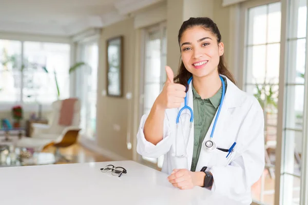 Молода Жінка Лікар Медичному Пальто Клініці Робить Щасливі Великі Пальці — стокове фото
