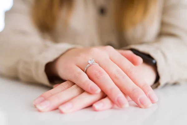 Primer plano de mujer dedo mostrando anillo de compromiso con las manos en e — Foto de Stock