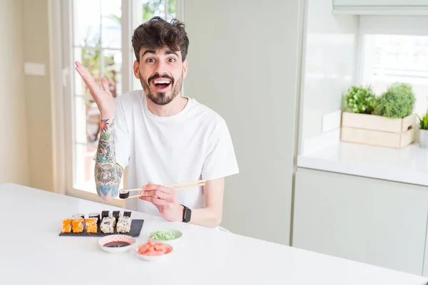 Junger Mann Isst Asiatisches Sushi Von Der Lieferung Nach Hause — Stockfoto