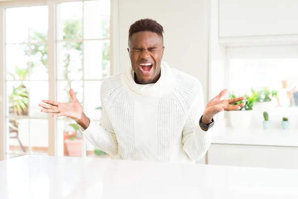 Knappe Afro Amerikaanse Man Witte Tafel Vieren Gekke Gekke Voor — Stockfoto