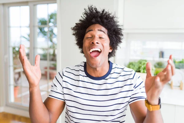 Uomo Afroamericano Indossa Strisce Shirt Che Celebrano Pazzo Pazzo Successo — Foto Stock