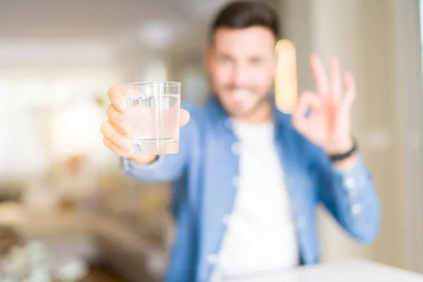 Jeune Bel Homme Buvant Verre Eau Maison Faisant Signe Avec — Photo