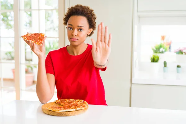 Joven Mujer Afroamericana Comiendo Sabrosa Pizza Peperoni Con Mano Abierta —  Fotos de Stock