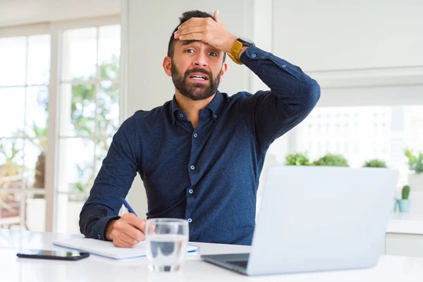 Homem Hispânico Bonito Trabalhando Usando Computador Escrevendo Papel Estressado Com — Fotografia de Stock