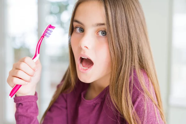 Belle Jeune Fille Enfant Tenant Une Brosse Dents Rose Effrayée — Photo