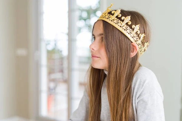 Schöne Junge Mädchen Trägt Eine Goldene Krone Als Prinzessin Aus — Stockfoto