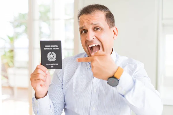 Hombre Mediana Edad Sosteniendo Pasaporte Italia Muy Feliz Señalando Con — Foto de Stock