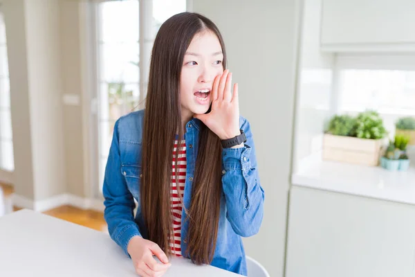 테이블에 재킷을 아시아 여성이 소리로 비명을 지르는 — 스톡 사진