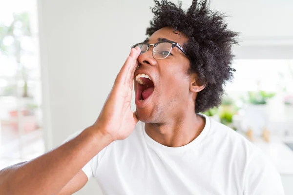 African American Man Met Bril Schreeuwen Schreeuwen Luid Naar Andere — Stockfoto