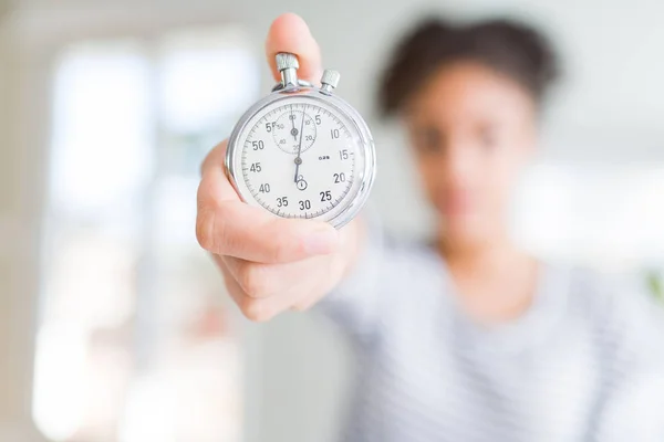 Junge Afrikanisch Amerikanische Frau Mit Stoppuhr Und Selbstbewusstem Gesichtsausdruck Die — Stockfoto