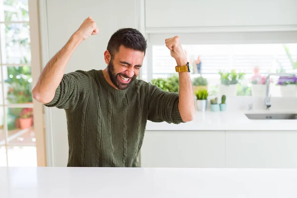 Hombre Guapo Celebrando Animando Con Expresión Emoción Oliendo Para Ganar — Foto de Stock