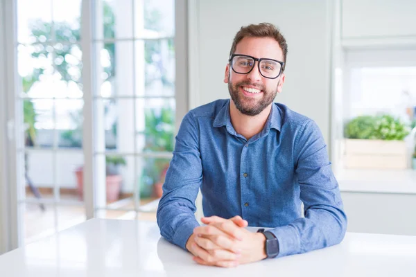 Beau homme portant des lunettes et souriant détendu à la caméra — Photo