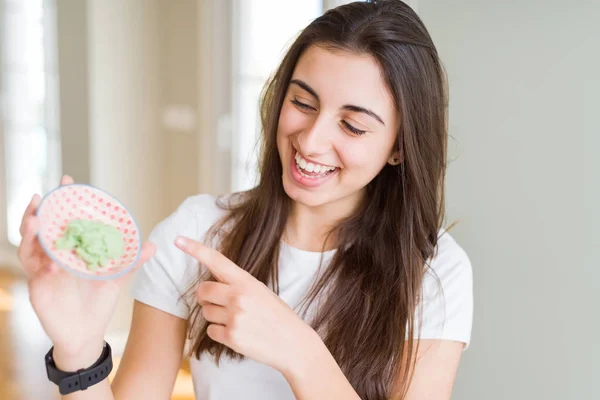 Hermosa Joven Mujer Holding Picante Asiático Wasabi Muy Feliz Apuntando — Foto de Stock