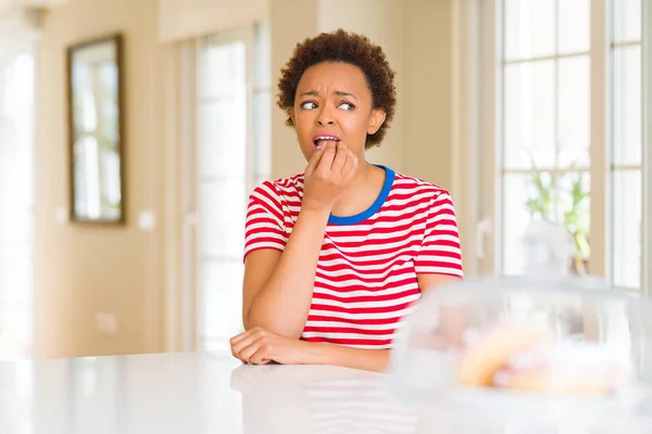 Unga Vackra Afroamerikanska Kvinnan Hemma Ser Stressad Och Nervös Med — Stockfoto