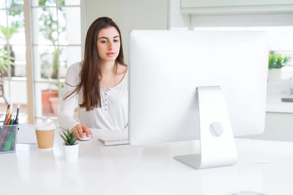 Bela Jovem Mulher Negócios Que Trabalha Usando Computador Sorrindo Concentrado — Fotografia de Stock