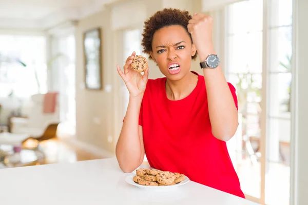 Unga Afroamerikanska Kvinna Äta Choklad Chips Cookies Irriterad Och Frustrerad — Stockfoto