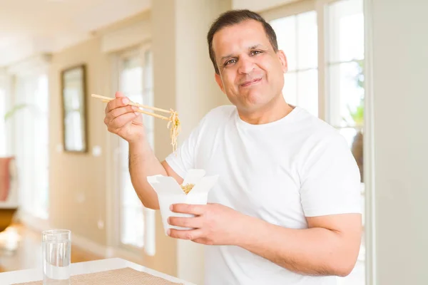 Hombre Mediana Edad Comiendo Llevar Fideos Con Puntillas Casa — Foto de Stock