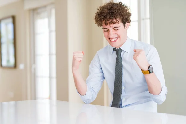 Fiatal Üzletember Fárasztó Egy Nyakkendő Nagyon Boldog Izgatott Ezzel Győztes — Stock Fotó