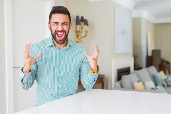 Schöner Hispanischer Mann Hause Verrückt Und Verrückt Schreien Und Schreien — Stockfoto