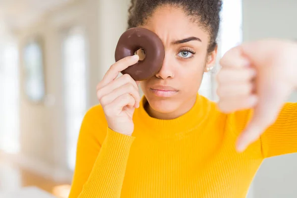 Kızgın Yüz Ile Tatlı Çikolata Donut Yeme Genç Afrikalı Amerikalı — Stok fotoğraf