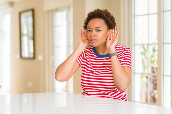 Joven Mujer Afroamericana Hermosa Casa Tratando Escuchar Ambas Manos Gesto —  Fotos de Stock