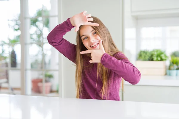 Schöne Junge Mädchen Auf Weißem Tisch Lächelnd Gestell Mit Händen — Stockfoto