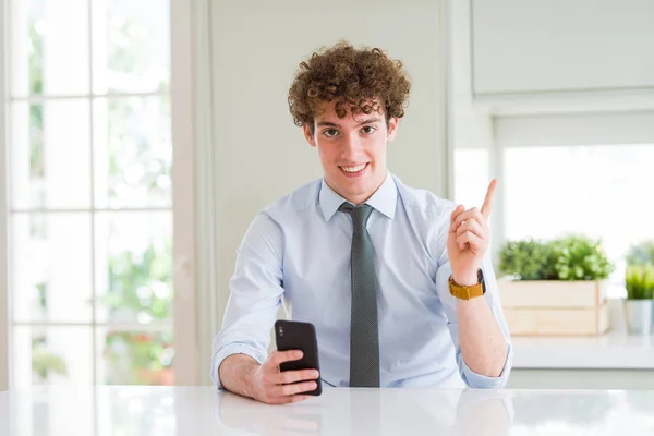 Νέοι Επαγγελματίες Άνθρωπος Χρησιμοποιώντας Smartphone Στο Γραφείο Πολύ Χαρούμενος Δείχνοντας — Φωτογραφία Αρχείου