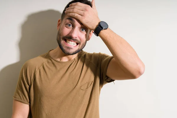 Jovem Homem Bonito Sobre Fundo Isolado Estressado Com Mão Cabeça — Fotografia de Stock