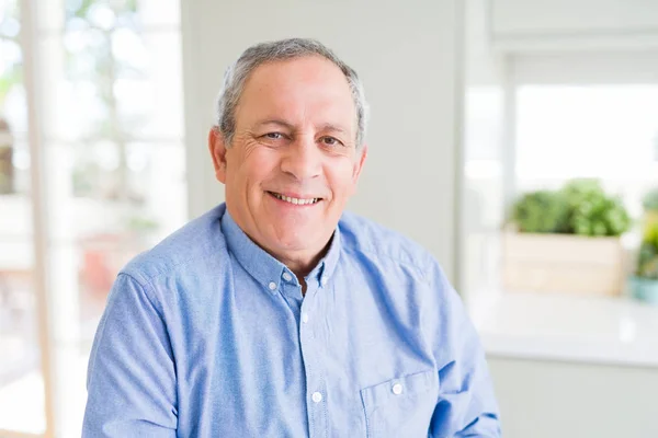 Hombre mayor guapo sonriendo confiado — Foto de Stock