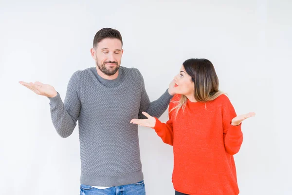 Giovane Bella Coppia Insieme Sfondo Isolato Espressione Indiscreta Confusa Con — Foto Stock