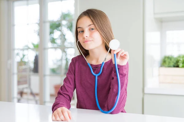 Güzel Genç Kız Çocuk Güvenilir Bir Ifade Ile Tıbbi Stetoskop — Stok fotoğraf