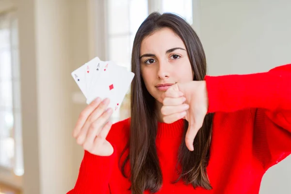美丽的年轻女子赌博玩扑克与愤怒的脸 消极的迹象显示不喜欢大拇指下来 拒绝的概念 — 图库照片