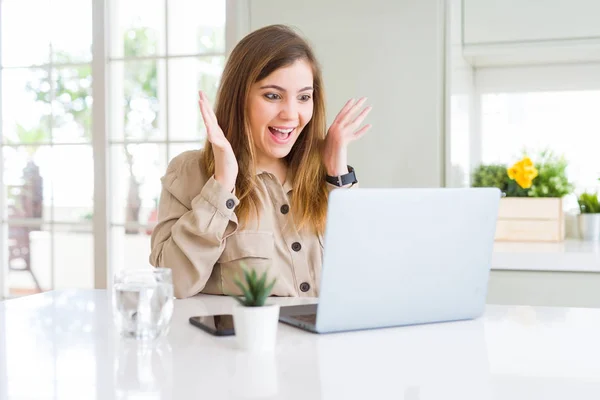 Schöne Junge Frau Mit Computer Laptop Sehr Glücklich Und Aufgeregt — Stockfoto