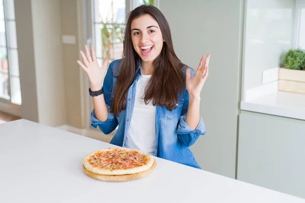 Hermosa Mujer Joven Comiendo Pizza Sabrosa Casera Cocina Celebrando Loco —  Fotos de Stock
