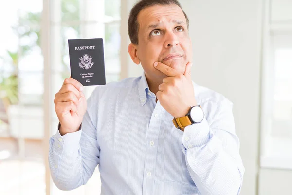 Hombre Mediana Edad Portador Pasaporte Estados Unidos Cara Seria Pensando — Foto de Stock