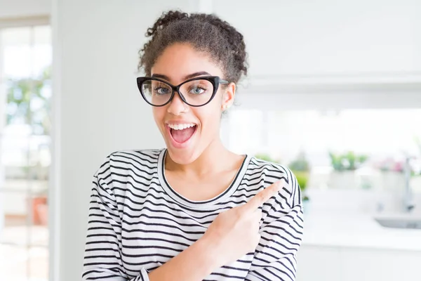 Linda Jovem Afro Americana Com Cabelo Afro Usando Óculos Alegres — Fotografia de Stock