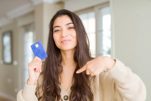 Junge Frau Mit Kreditkarte Als Zahlungsmittel Mit Überraschendem Gesicht Zeigt — Stockfoto