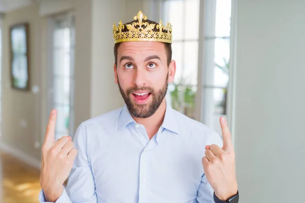 Bonito Homem Negócios Usando Coroa Dourada Como Rei Príncipe Espantado — Fotografia de Stock