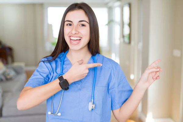 간호사가 여자를 유니폼과 클리닉에서 카메라를 손가락으로 — 스톡 사진