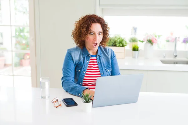 Femme Âgée Travaillant Aide Ordinateur Portable Effrayée État Choc Avec — Photo