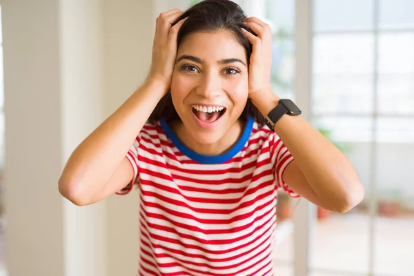 Schöne Junge Frau Feiert Aufgeregt Für Den Erfolg Schreit Und — Stockfoto