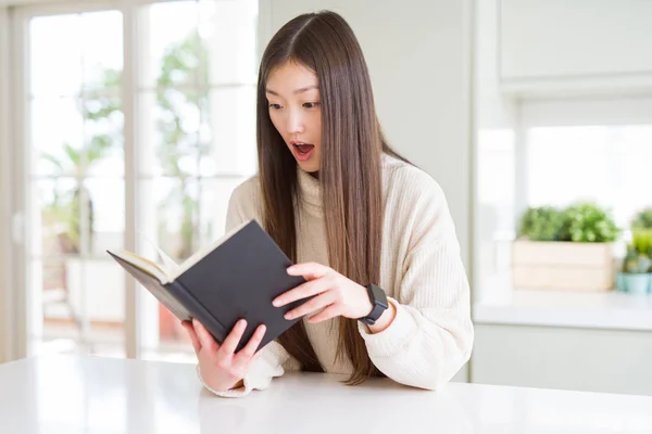 Piękna Azjatycka Kobieta Czytając Książkę Przestraszony Szoku Niespodzianką Twarz Boi — Zdjęcie stockowe