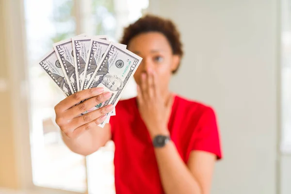 Jovem Afro Americana Segurando Notas Bancárias Cinquenta Dólares Cobrir Boca — Fotografia de Stock