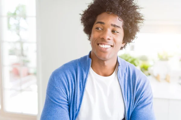Афроамериканець Людиною Вдома Посміхаючись Дивлячись Стороні Дивилася Away Мислення — стокове фото