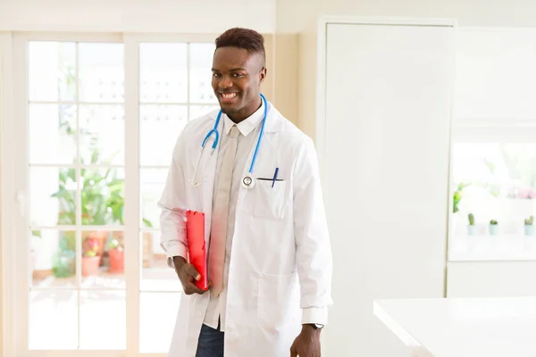 Médecin Afro Américain Souriant Portant Stéthoscope Tenant Carnet Avec Des — Photo