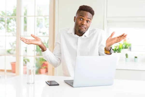 African American Business Man Werken Met Behulp Van Laptop Clueless — Stockfoto