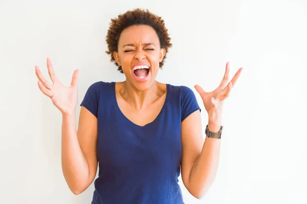 Jeune Belle Femme Afro Américaine Sur Fond Blanc Célébrant Fou — Photo