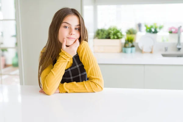 Schöne junge Mädchen Kind lächelt zuversichtlich und aufgeregt auf die ca. — Stockfoto